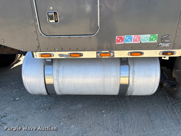 image for item EM5116 2000 Peterbilt 379 semi truck