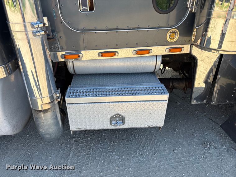 image for item EM5116 2000 Peterbilt 379 semi truck
