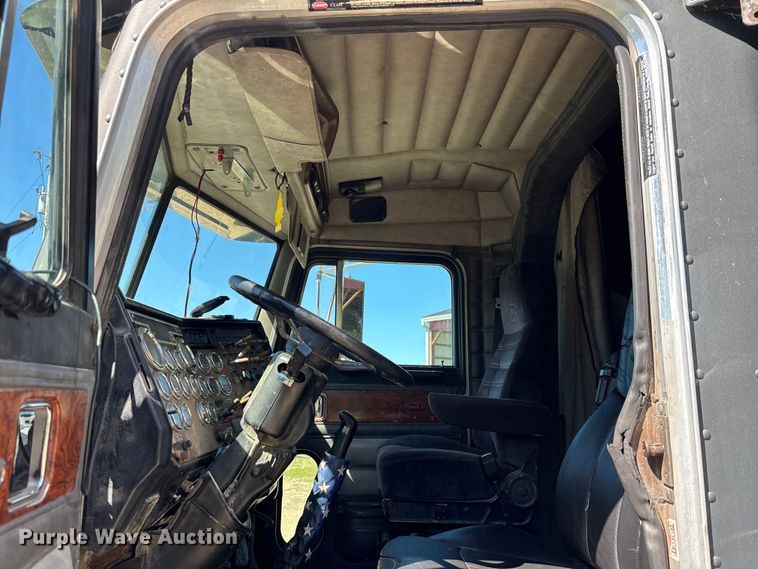 image for item EM5116 2000 Peterbilt 379 semi truck