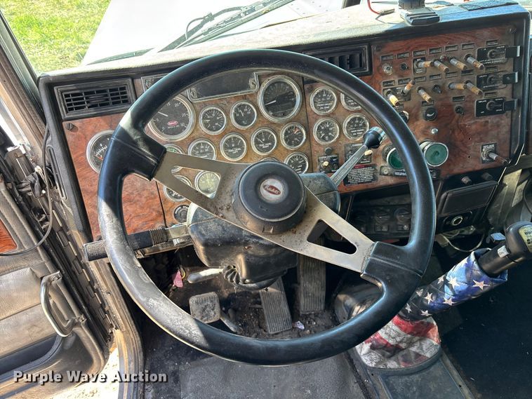 image for item EM5116 2000 Peterbilt 379 semi truck