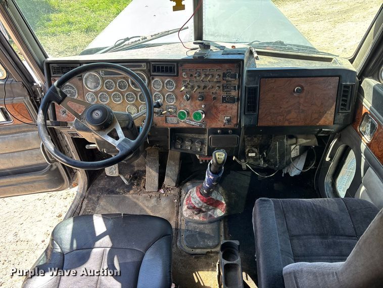 image for item EM5116 2000 Peterbilt 379 semi truck