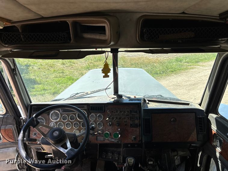 image for item EM5116 2000 Peterbilt 379 semi truck