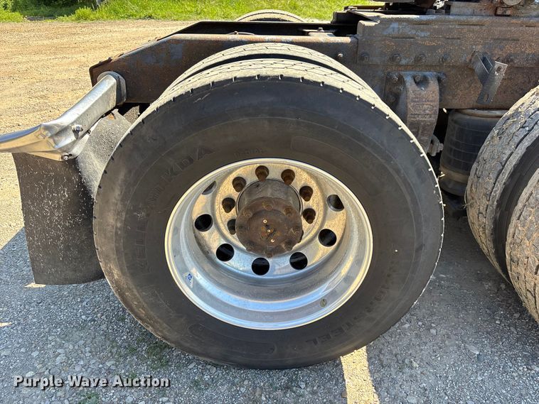 image for item EM5116 2000 Peterbilt 379 semi truck