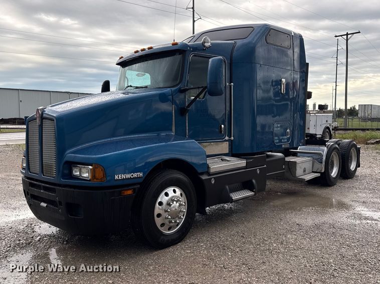 image for item EN0325 2007 Kenworth T600 semi truck