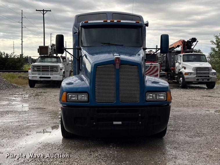 image for item EN0325 2007 Kenworth T600 semi truck