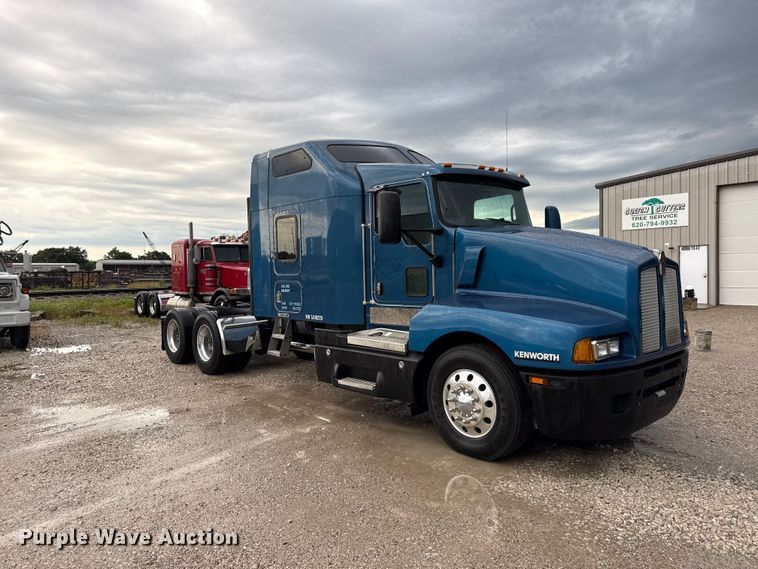 image for item EN0325 2007 Kenworth T600 semi truck
