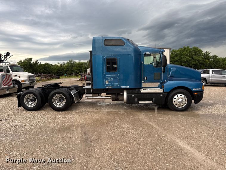 image for item EN0325 2007 Kenworth T600 semi truck