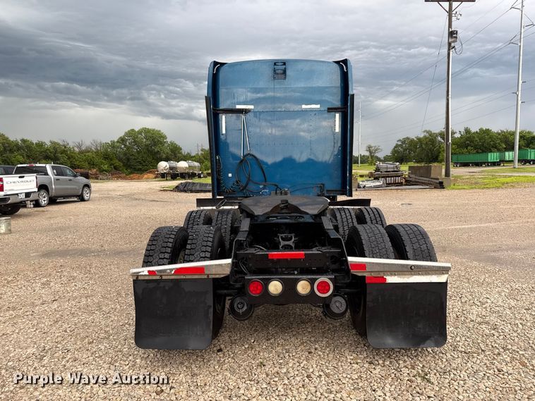 image for item EN0325 2007 Kenworth T600 semi truck