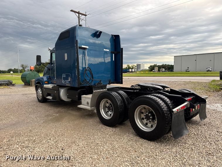 image for item EN0325 2007 Kenworth T600 semi truck