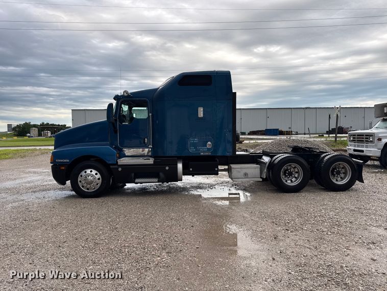 image for item EN0325 2007 Kenworth T600 semi truck