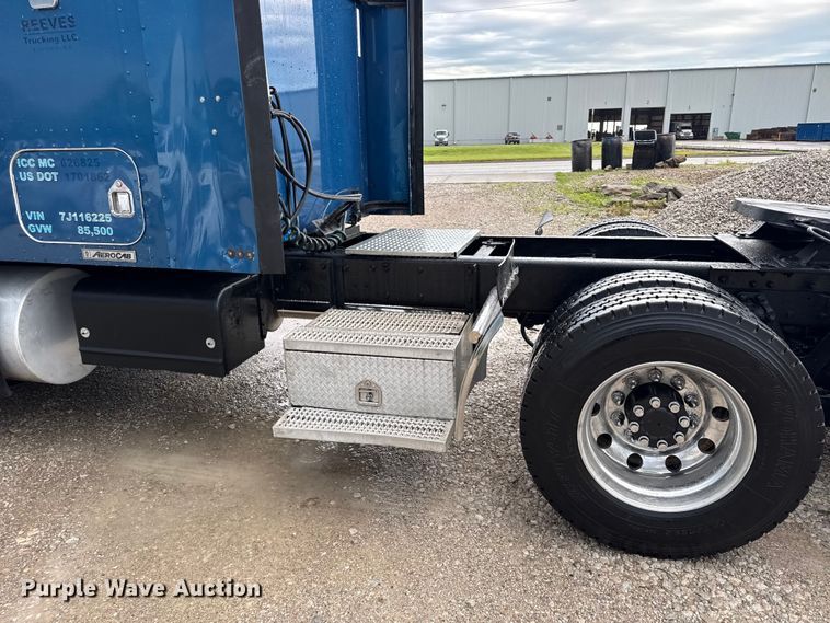 image for item EN0325 2007 Kenworth T600 semi truck