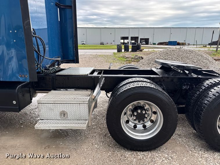 image for item EN0325 2007 Kenworth T600 semi truck