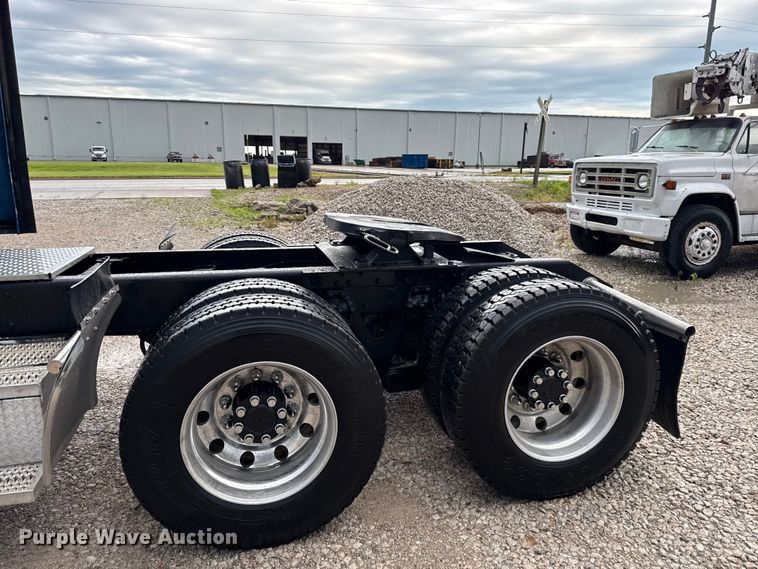 image for item EN0325 2007 Kenworth T600 semi truck