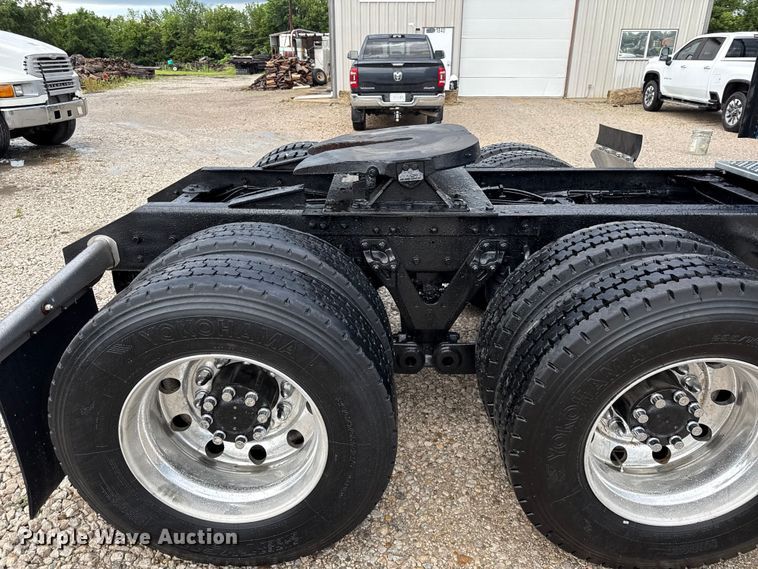 image for item EN0325 2007 Kenworth T600 semi truck
