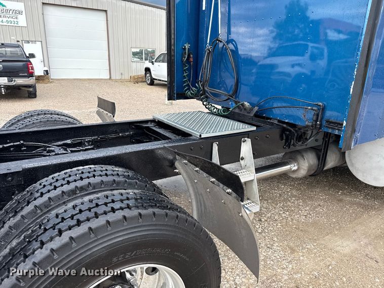 image for item EN0325 2007 Kenworth T600 semi truck