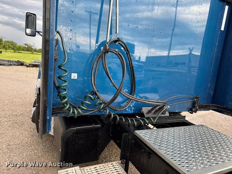image for item EN0325 2007 Kenworth T600 semi truck