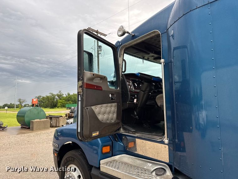 image for item EN0325 2007 Kenworth T600 semi truck
