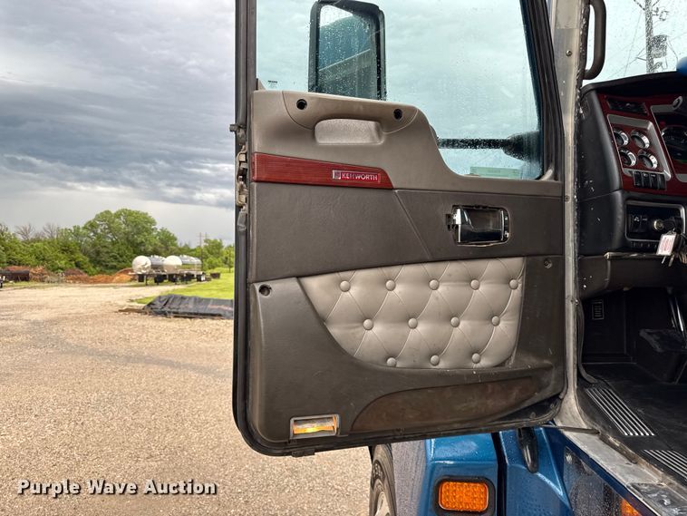 image for item EN0325 2007 Kenworth T600 semi truck