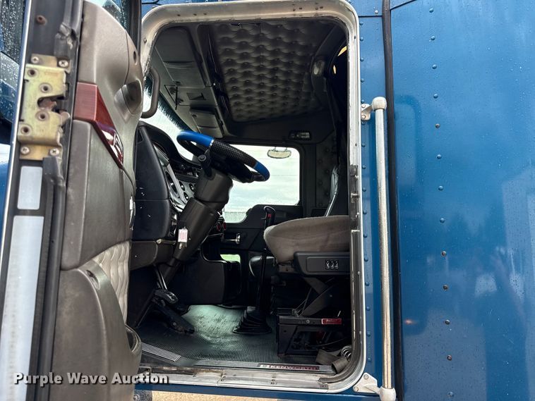 image for item EN0325 2007 Kenworth T600 semi truck