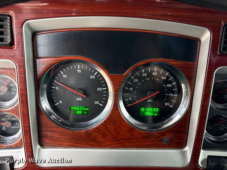 image for item EN0325 2007 Kenworth T600 semi truck