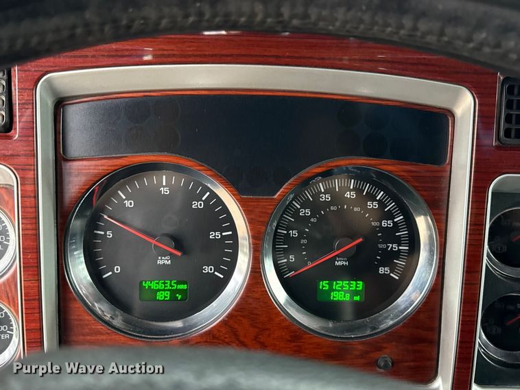 image for item EN0325 2007 Kenworth T600 semi truck