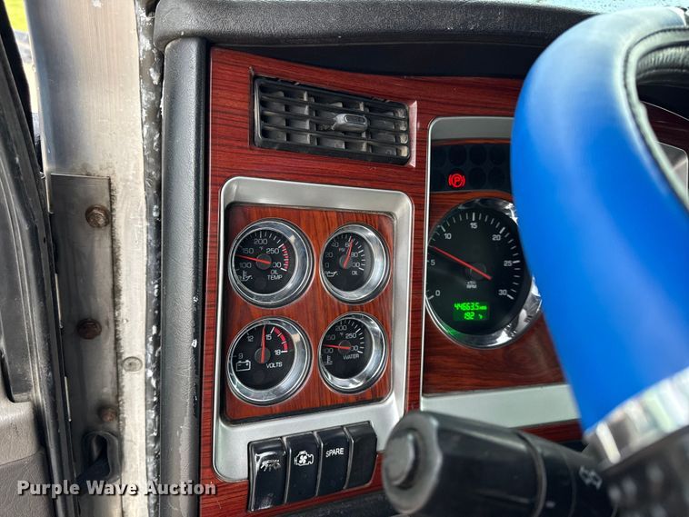 image for item EN0325 2007 Kenworth T600 semi truck