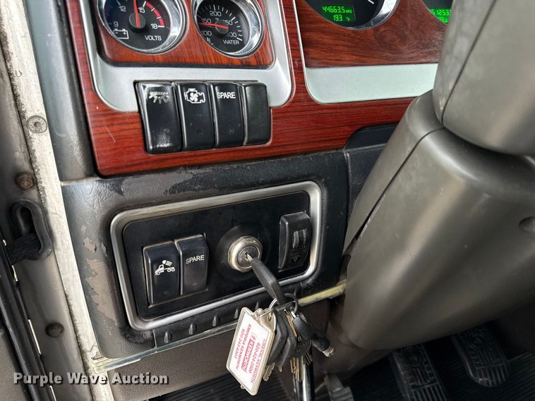 image for item EN0325 2007 Kenworth T600 semi truck