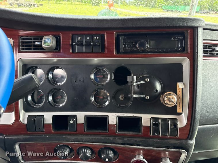 image for item EN0325 2007 Kenworth T600 semi truck