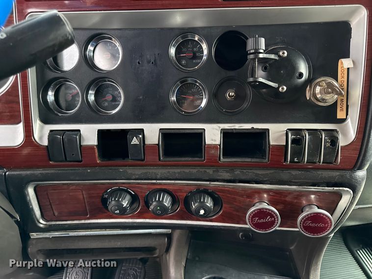 image for item EN0325 2007 Kenworth T600 semi truck