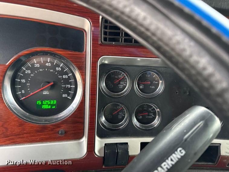 image for item EN0325 2007 Kenworth T600 semi truck