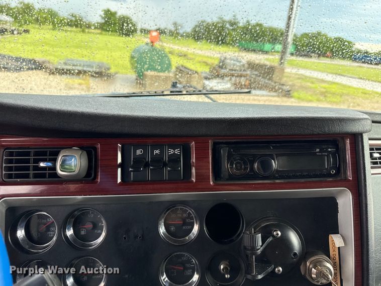 image for item EN0325 2007 Kenworth T600 semi truck