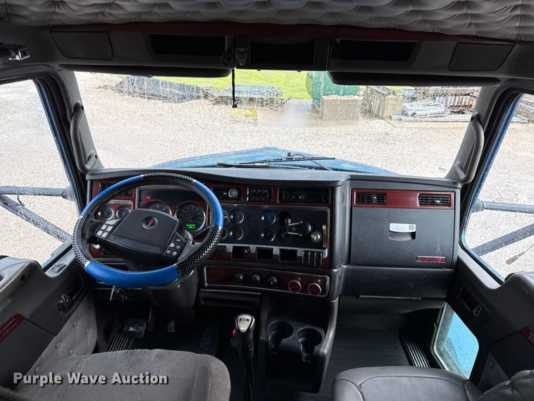 image for item EN0325 2007 Kenworth T600 semi truck
