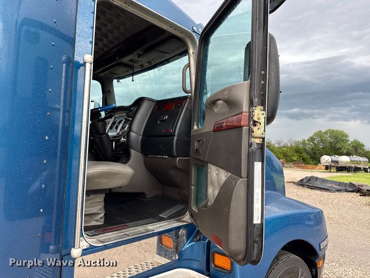 image for item EN0325 2007 Kenworth T600 semi truck