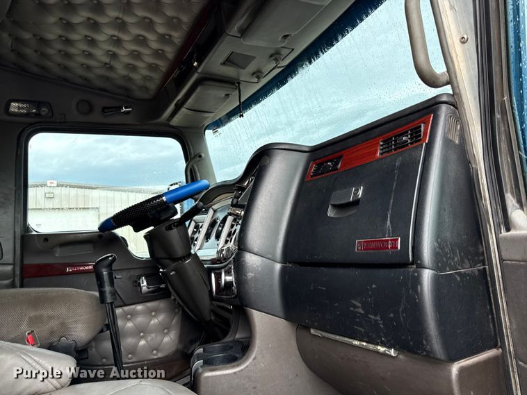 image for item EN0325 2007 Kenworth T600 semi truck