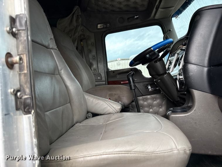 image for item EN0325 2007 Kenworth T600 semi truck