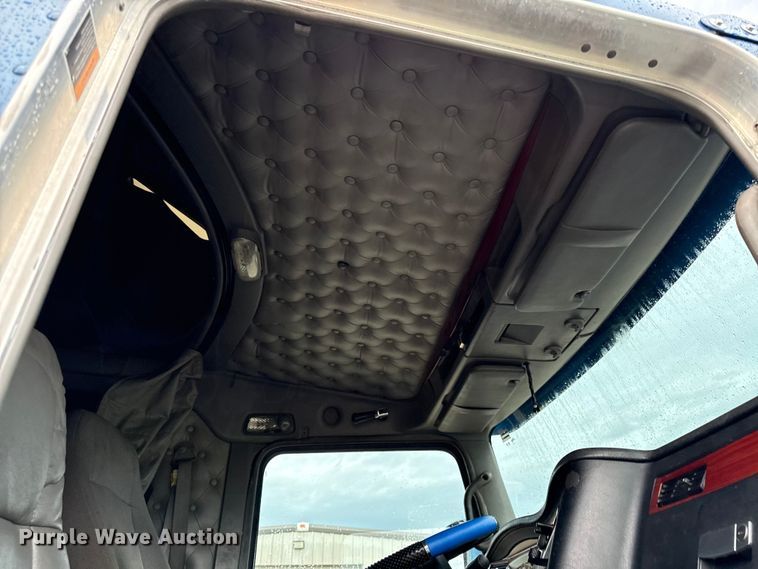 image for item EN0325 2007 Kenworth T600 semi truck
