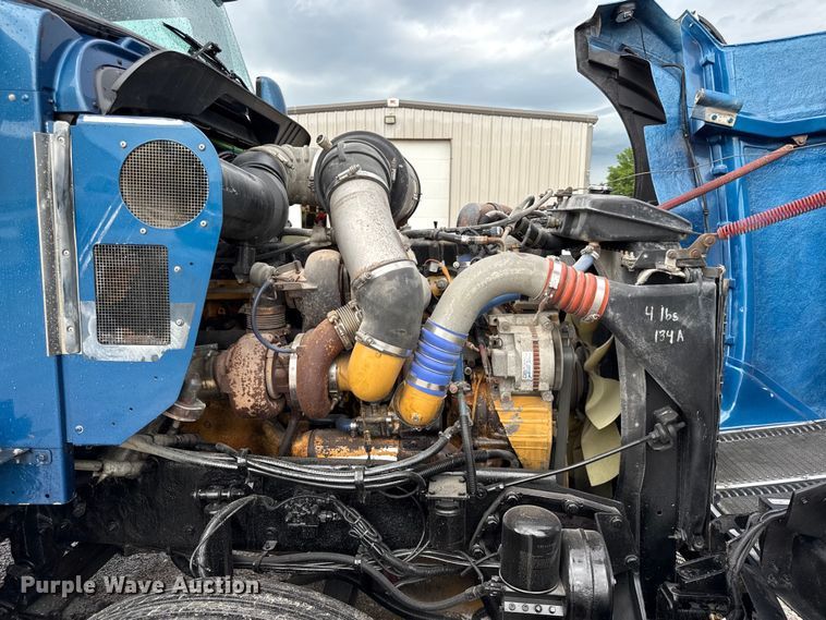 image for item EN0325 2007 Kenworth T600 semi truck