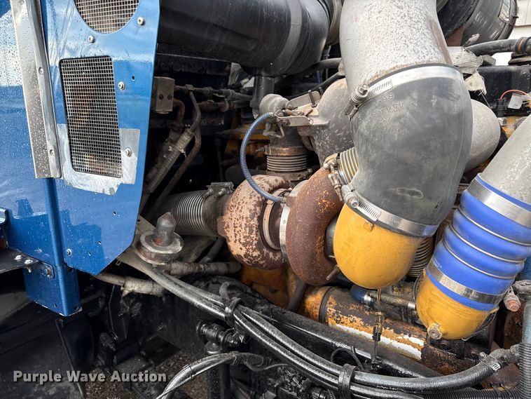 image for item EN0325 2007 Kenworth T600 semi truck