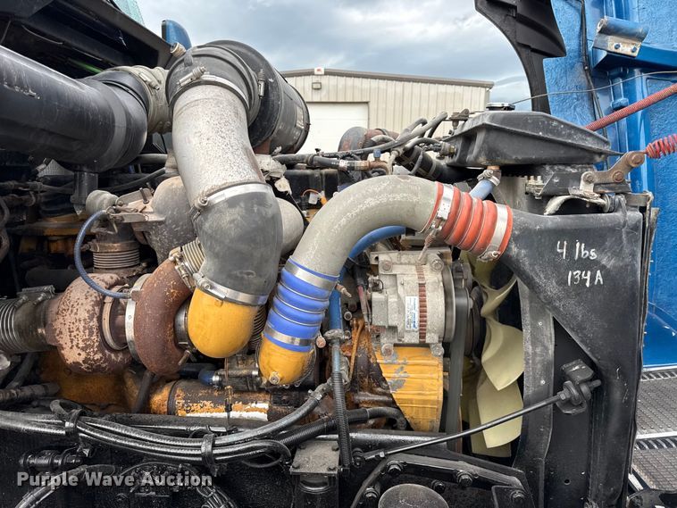 image for item EN0325 2007 Kenworth T600 semi truck
