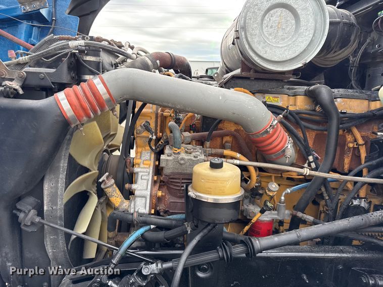 image for item EN0325 2007 Kenworth T600 semi truck
