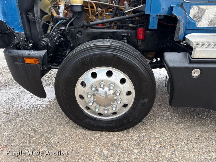 image for item EN0325 2007 Kenworth T600 semi truck