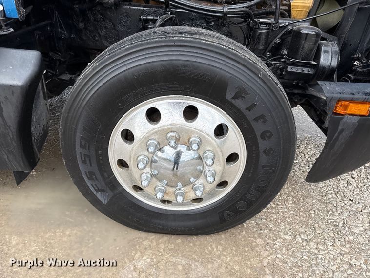 image for item EN0325 2007 Kenworth T600 semi truck