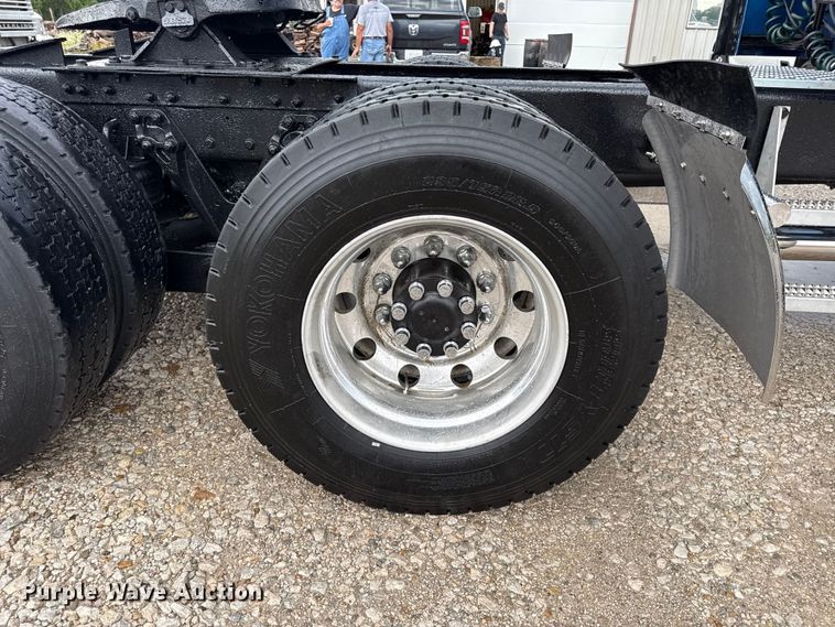 image for item EN0325 2007 Kenworth T600 semi truck
