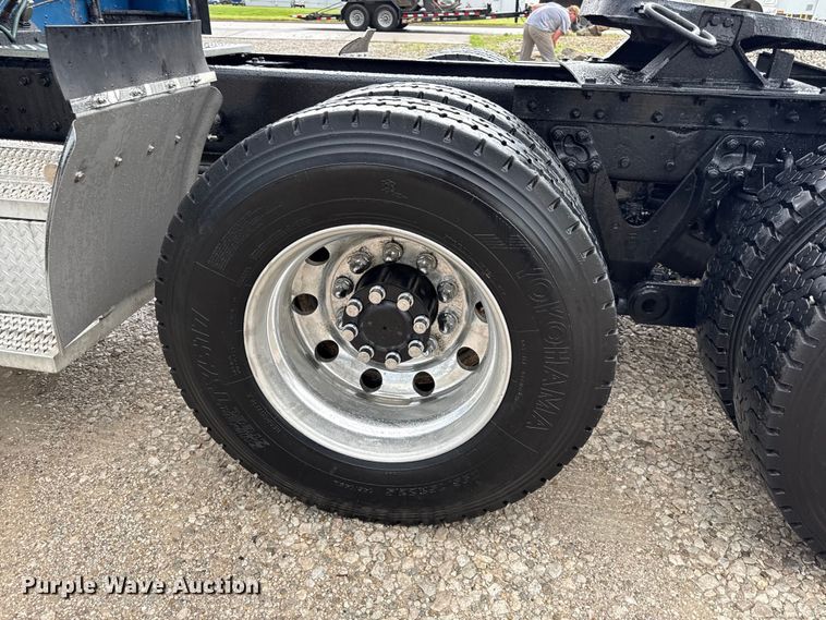 image for item EN0325 2007 Kenworth T600 semi truck