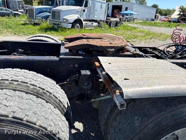 image for item EN0417 1996 Freightliner FLD semi truck