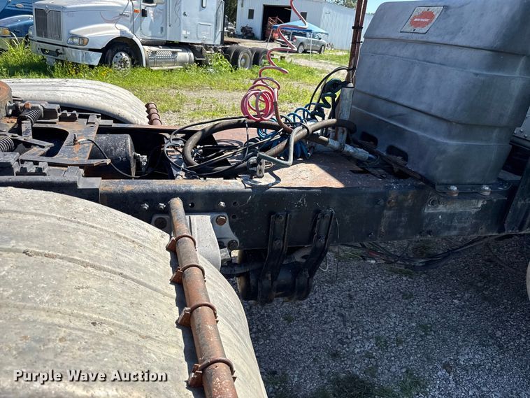 image for item EN0417 1996 Freightliner FLD semi truck