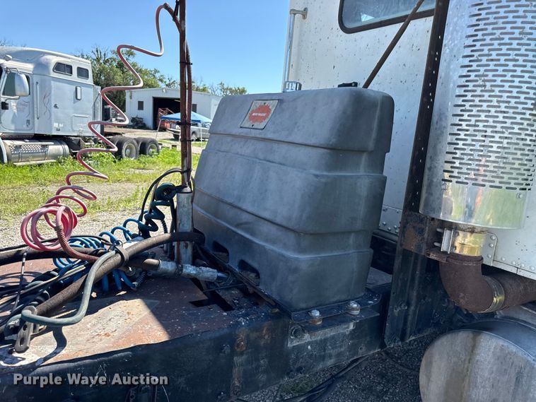image for item EN0417 1996 Freightliner FLD semi truck