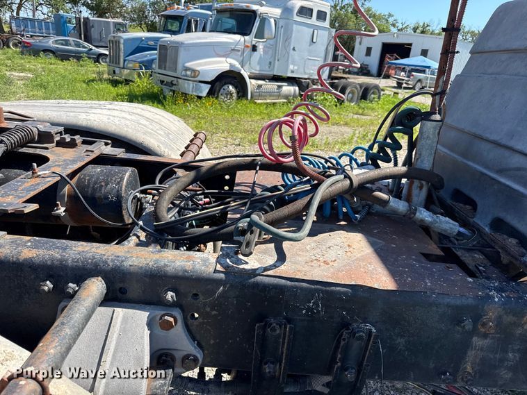 image for item EN0417 1996 Freightliner FLD semi truck