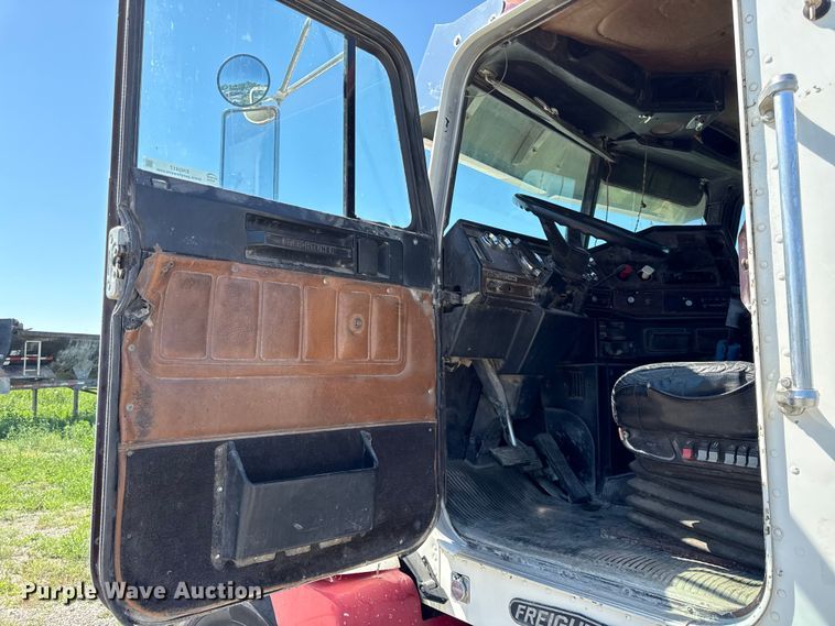image for item EN0417 1996 Freightliner FLD semi truck