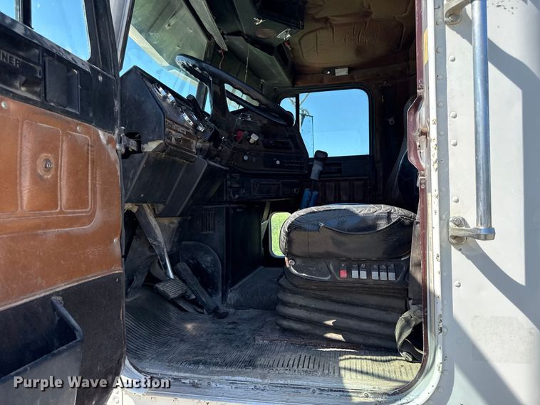 image for item EN0417 1996 Freightliner FLD semi truck